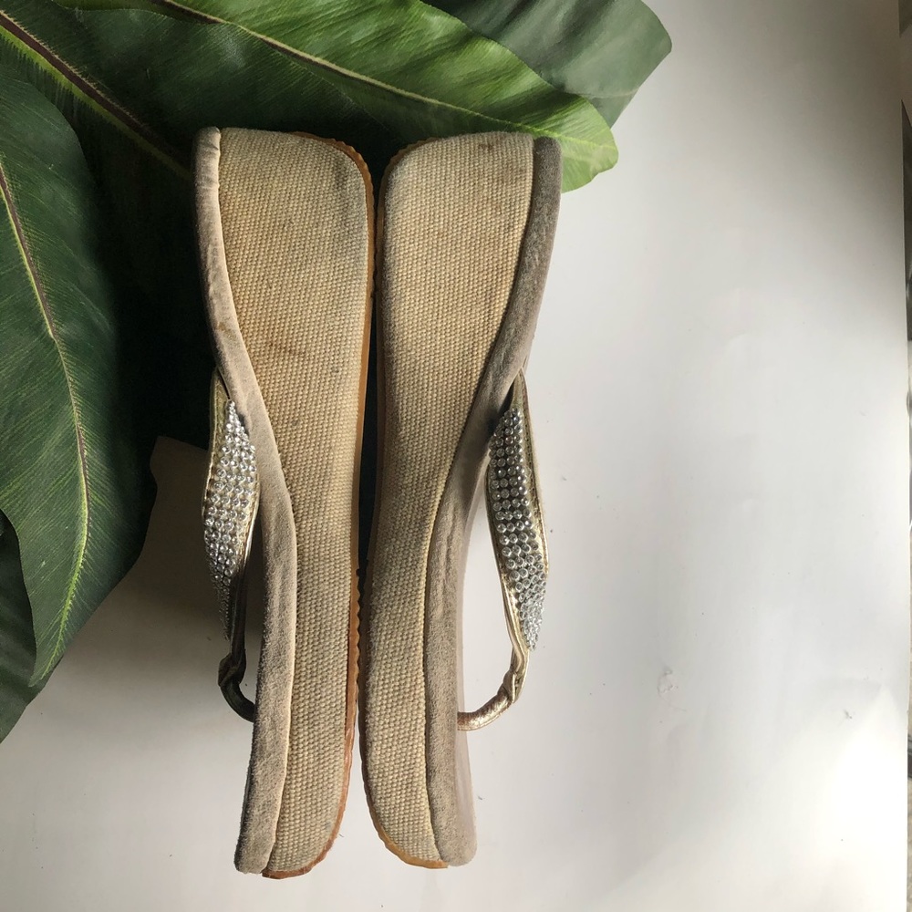 Volatile Wedge Split Toe Sandal - Picture 3 of 10